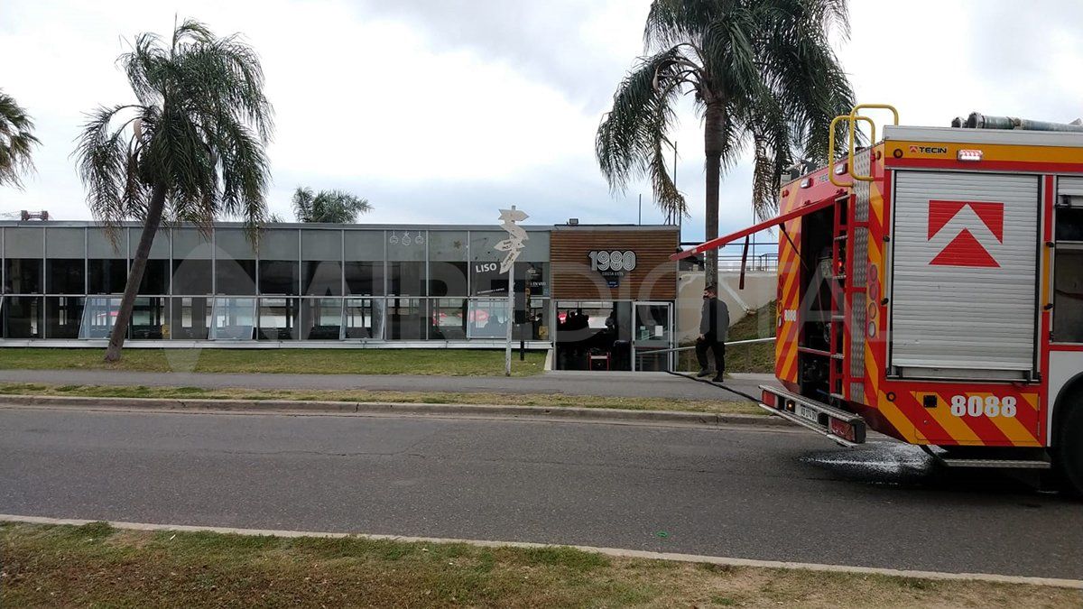 El incendio ocurrió al mediodía de este domingo