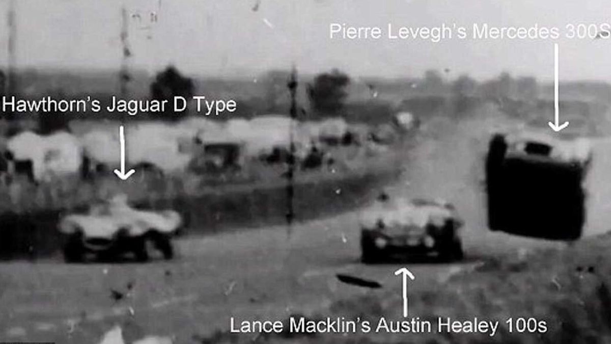 Esta captura de video muestra que Lance Macklin volanteó a la izquierda, hacia el centro de la pista, para evitar embestir a Hawthorn (que había frenado bruscamente para entrar a boxes), pero Levegh, que venía detrás, no pudo frenar y, su Mercedes, levantó vuelo y caería sobre el público.