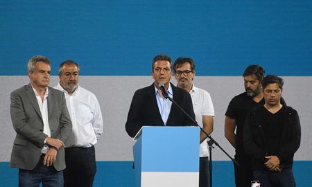 Agustín Rossi mientras Sergio Massa reconoce la victoria de Javier Milei. Agustín Rossi mientras Sergio Massa reconoce la victoria de Javier Milei.