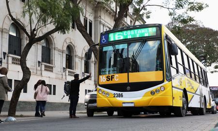 La Municipalidad de Santa Fe actualizó el precio del boleto de colectivo, de esta manera, la tarifa plena pasará a costar $1.200. La Municipalidad de Santa Fe actualizó el precio del boleto de colectivo, de esta manera, la tarifa plena pasará a costar $1.200.