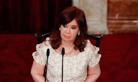 Cristina Kirchner se solidarizó con el senador Esteban Bullrich tras conocer su diagnóstico. Cristina Kirchner se solidarizó con el senador Esteban Bullrich tras conocer su diagnóstico.