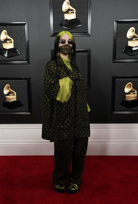 Billie Eilish muy fiel a su estilo con un traje a medida Gucci con brillos en negro y verde lima a juego con su cabello