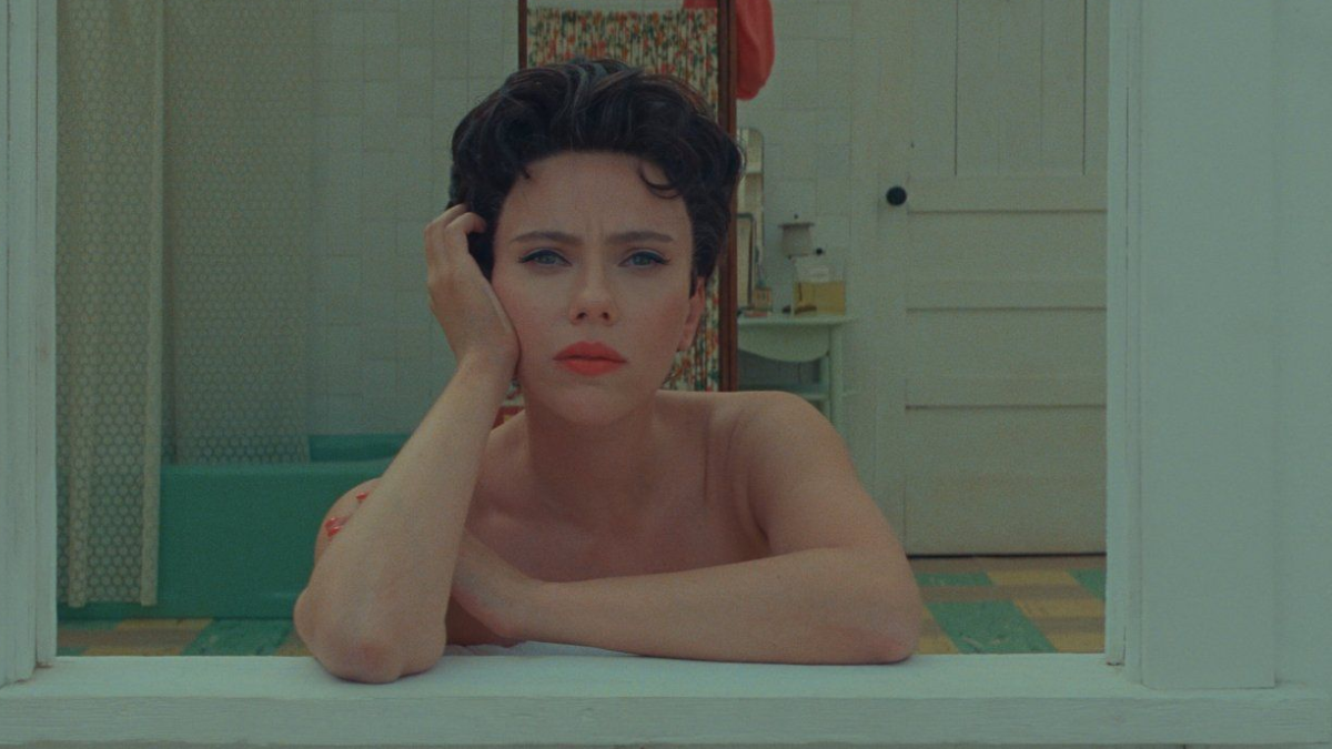 La música, compuesta por Alexandre Desplat, combina elementos electrónicos con instrumentos clásicos, evocando el pasado y el futuro simultáneamente.