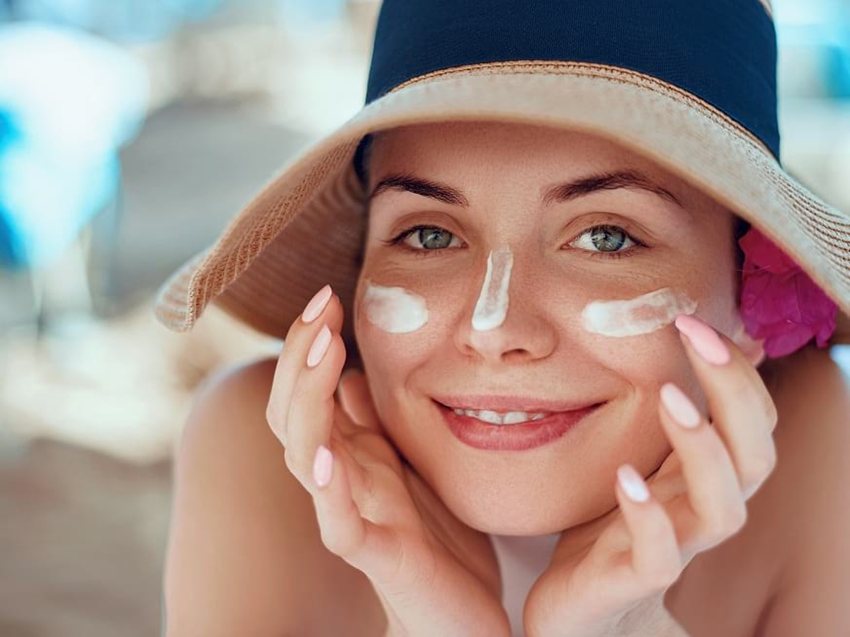 El protector solar es fundamental para el cuidado de la piel, particularmente en verano. El protector solar es fundamental para el cuidado de la piel, particularmente en verano.