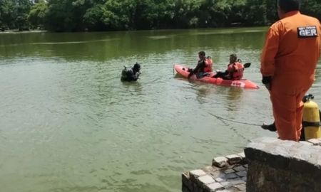 Personal de Bomberos confirmó que el cuerpo sin vida que apareció en los lagos de Palermo corresponde al hombre que se arrojó días atrás al agua. Personal de Bomberos confirmó que el cuerpo sin vida que apareció en los lagos de Palermo corresponde al hombre que se arrojó días atrás al agua.