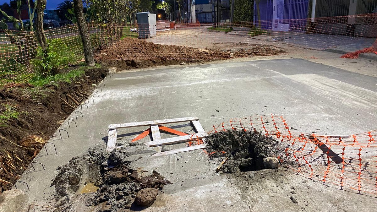 Las huellas de las dos ruedas delanteras de la Ecosport quedaron marcadas sobre el hormigón fresco de Vélez Sarsfield. Las huellas de las dos ruedas delanteras de la Ecosport quedaron marcadas sobre el hormigón fresco de Vélez Sarsfield.