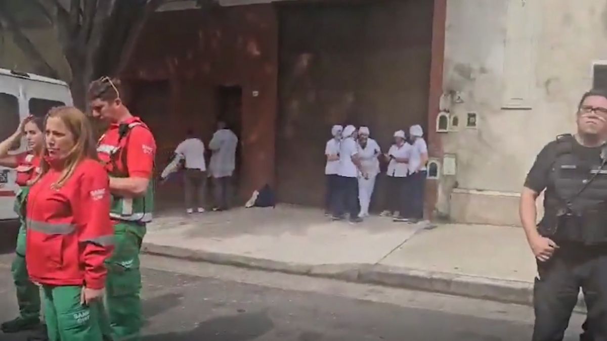 Un incendio se desató en la terraza de una fábrica de alfajores en Buenos Aires.