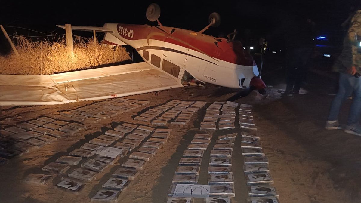 La sombra del jefe narco uruguayo aparece detrás del cargamento de 400 kilos de cocaína que apareció en Chaco tras el accidente de una avioneta. La sombra del jefe narco uruguayo aparece detrás del cargamento de 400 kilos de cocaína que apareció en Chaco tras el accidente de una avioneta.