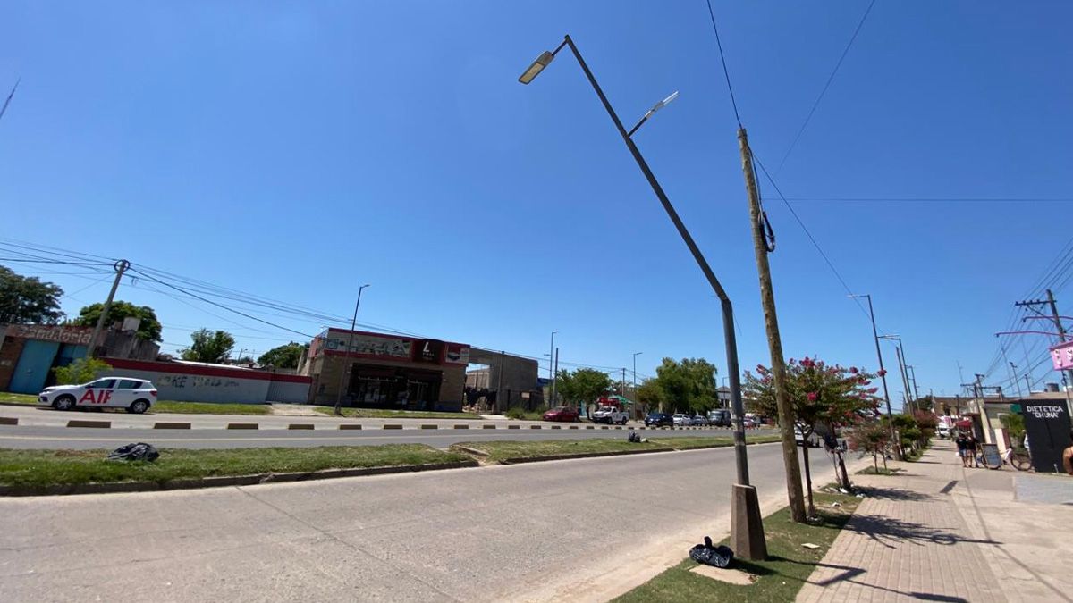 El poste está ubicado en avenida Blas Parera al 9900.