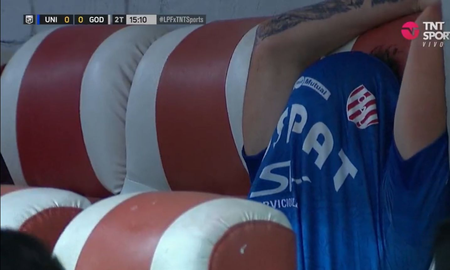 La reacción de Jerónimo Dómina luego de ser reemplazado ante Godoy Cruz. La reacción de Jerónimo Dómina luego de ser reemplazado ante Godoy Cruz.