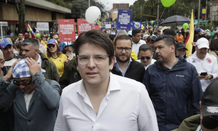 El dirigente del partido Centro Democrático fue baleado durante un acto de campaña en el barrio Modelia y su estado es grave. El dirigente del partido Centro Democrático fue baleado durante un acto de campaña en el barrio Modelia y su estado es grave.