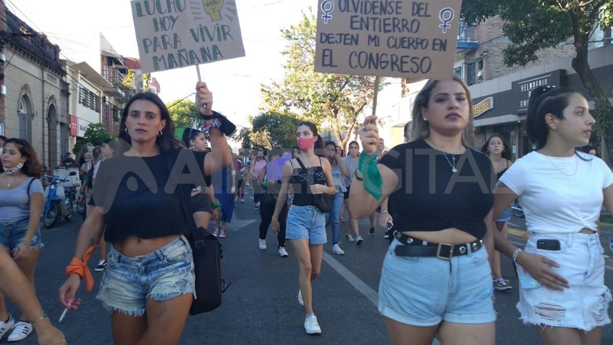 Miles de mujeres marcharon este lunes