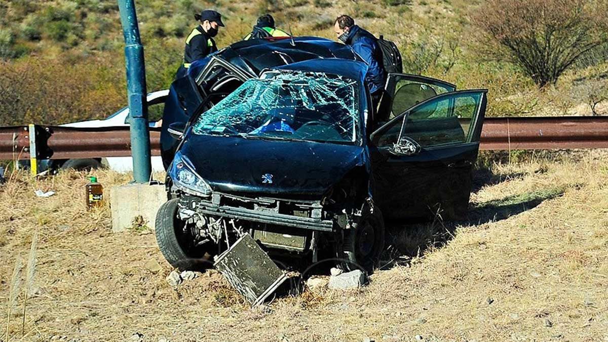 El accidente fue protagonizado por un Peugeot 208 conducido por un hombre de 40 años que iba acompañado por una mujer de 39 y una niña de 9 años