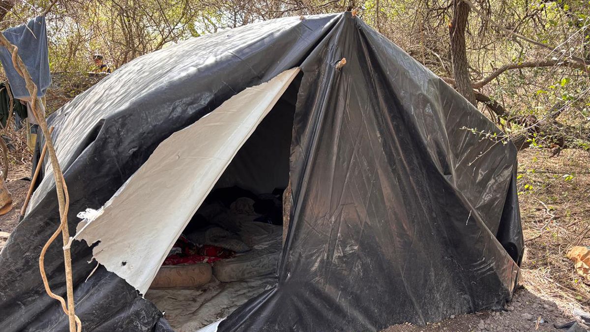 Los trabajadores rurales dormían en carpas improvisadas con nylon