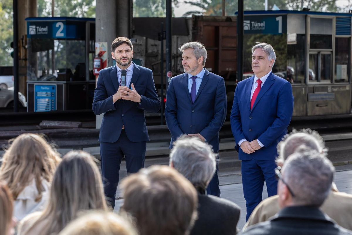El gobernador de Santa Fe, Maximiliano Pullaro, junto a sus pares de Entre Ríos, Rogelio Frigerio, y Córdoba, Martín Llaryora, presenciaron este jueves el paso del vehículo 145 millones. El gobernador de Santa Fe, Maximiliano Pullaro, junto a sus pares de Entre Ríos, Rogelio Frigerio, y Córdoba, Martín Llaryora, presenciaron este jueves el paso del vehículo 145 millones.