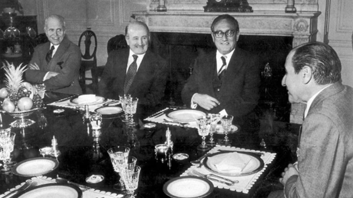 El canciller Raúl Quijano y su colega Henry Kissinger en la residencia del embajador argentino en los EE.UU. El canciller Raúl Quijano y su colega Henry Kissinger en la residencia del embajador argentino en los EE.UU.