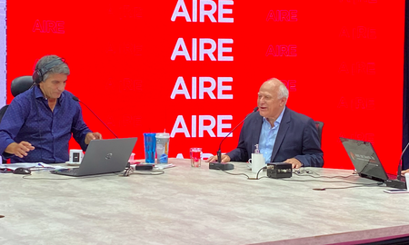 El exgobernador, junto a Luis Mino, en el estudio de AIRE en el Teatro. El exgobernador, junto a Luis Mino, en el estudio de AIRE en el Teatro.