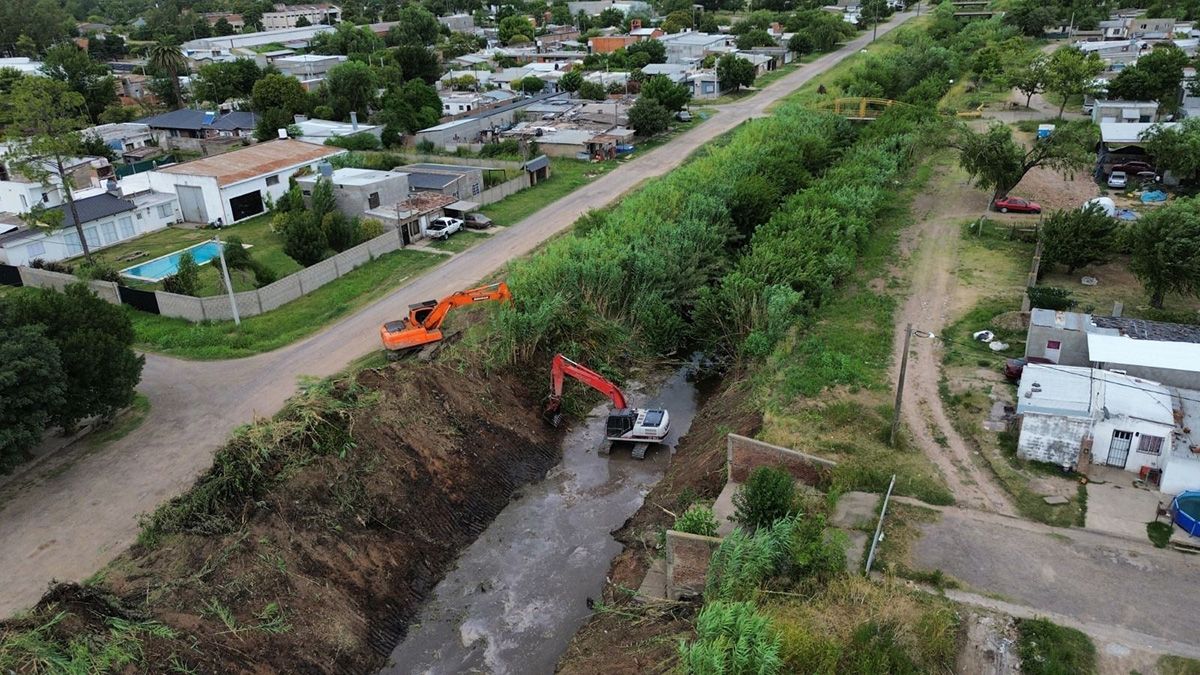 Inversión histórica en obras hídricas: el gobierno de Pullaro licita la limpieza de canales troncales en zona centro de la provincia.