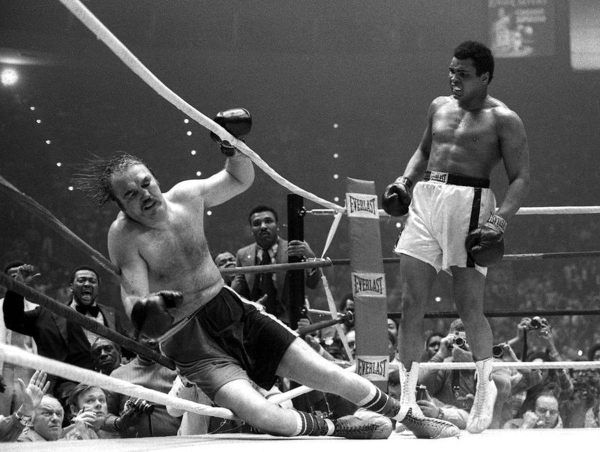El martirio para el challenger terminó a los 2’41” del 15° y último asalto cuando, al límite de sus fuerzas, cayó sobre las cuerdas y Pérez detuvo la paliza que estaba recibiendo. A Wepner le faltaron solo 19 segundos para llegar al final del combate y, su resistencia y coraje, fueron elogiados por El Más Grande, “No hay nadie en el mundo que pueda aguantar tanto como él”, reconoció. El martirio para el challenger terminó a los 2’41” del 15° y último asalto cuando, al límite de sus fuerzas, cayó sobre las cuerdas y Pérez detuvo la paliza que estaba recibiendo. A Wepner le faltaron solo 19 segundos para llegar al final del combate y, su resistencia y coraje, fueron elogiados por El Más Grande, “No hay nadie en el mundo que pueda aguantar tanto como él”, reconoció.
