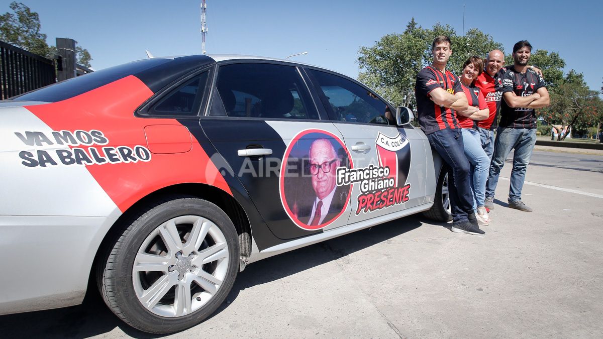 Los Ghiano rumbo a Paraguay en auto ploteado con los colores de la pasión