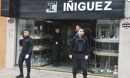 Delincuentes cortaron la fibra óptica de Caleta Olivia para robarse $30 millones de una joyería Delincuentes cortaron la fibra óptica de Caleta Olivia para robarse $30 millones de una joyería