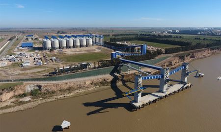 El gobierno nacional anunció este miércoles la aprobación para la construcción de un nuevo puerto en la localidad de Timbúes, Santa Fe, sobre el río Paraná. El gobierno nacional anunció este miércoles la aprobación para la construcción de un nuevo puerto en la localidad de Timbúes, Santa Fe, sobre el río Paraná.