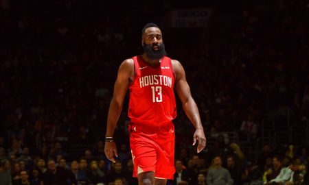 James Harden se reunió con sus compañeros de Houston Rockets en la burbuja de Disney luego una demora de cinco días. James Harden se reunió con sus compañeros de Houston Rockets en la burbuja de Disney luego una demora de cinco días.