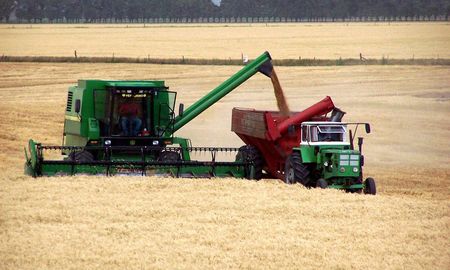 La Mesa de Enlace de entidades agropecuarias de la Argentina rechazó este viernes cualquier aumento a las retenciones a las exportaciones de trigo y maíz. La Mesa de Enlace de entidades agropecuarias de la Argentina rechazó este viernes cualquier aumento a las retenciones a las exportaciones de trigo y maíz.