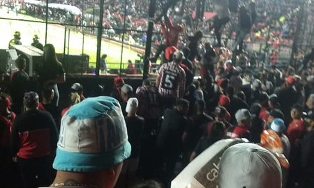 Un grupo de barras logró ingresar al estadio y luego salieron para enfrentarse con la policía que impedía el ingreso del resto Un grupo de barras logró ingresar al estadio y luego salieron para enfrentarse con la policía que impedía el ingreso del resto