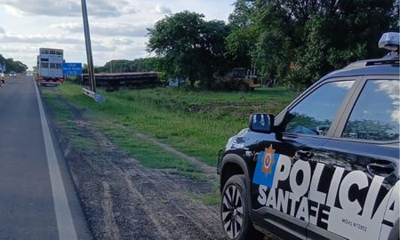 El conductor del camión resultó con lesiones y fue trasladado al Samco de Florencia: al menos 48 animales vacunos salieron del rodado. El conductor del camión resultó con lesiones y fue trasladado al Samco de Florencia: al menos 48 animales vacunos salieron del rodado.