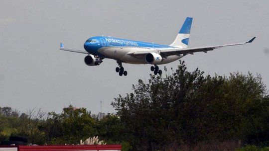 Aerolíneas Argentinas confirmó la cancelación de sus operaciones programadas desde el interior del país hacia Miami, una ruta que incluía dos vuelos semanales a partir de junio para el mundial de fútbol. Aerolíneas Argentinas confirmó la cancelación de sus operaciones programadas desde el interior del país hacia Miami, una ruta que incluía dos vuelos semanales a partir de junio para el mundial de fútbol.