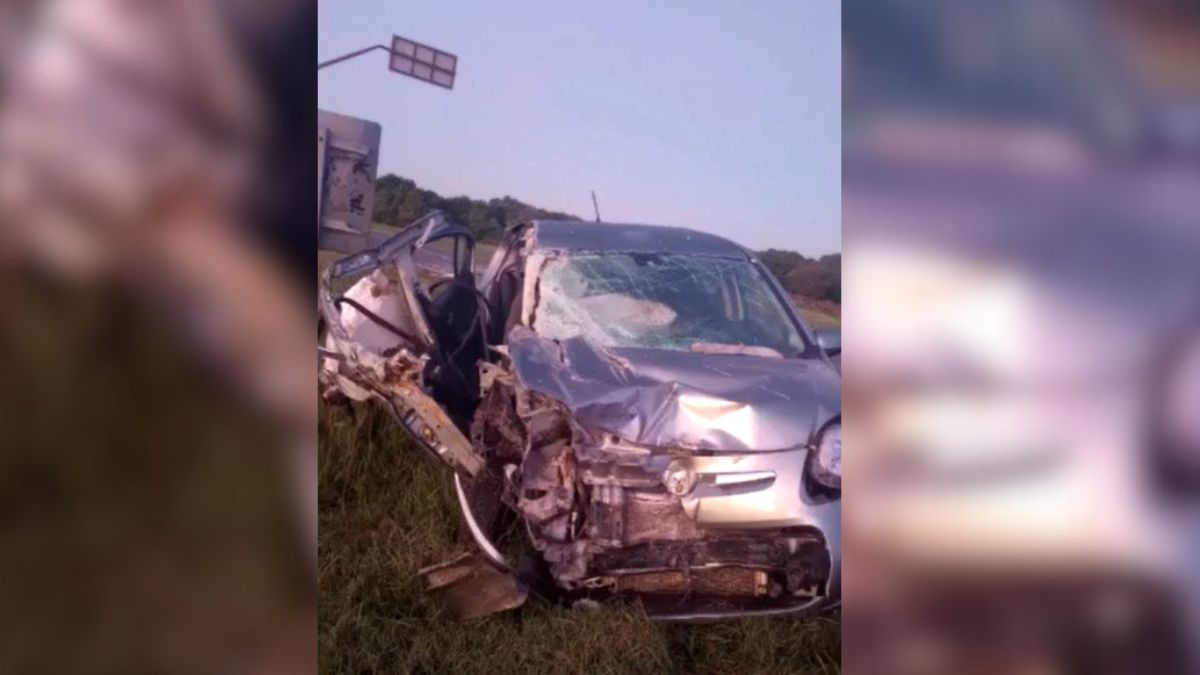 El fiat palio quedó destrozado en la zona de la puerta del acompañante. El fiat palio quedó destrozado en la zona de la puerta del acompañante.