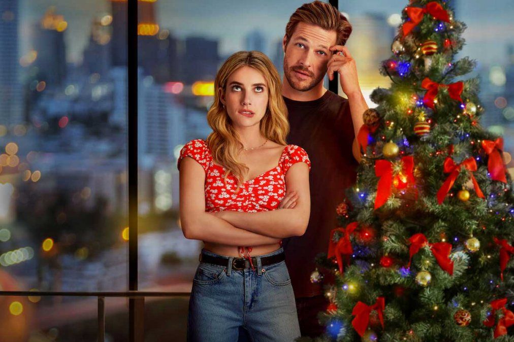 Emma Roberts y Luke Bracey en 'Amor de calendario'.