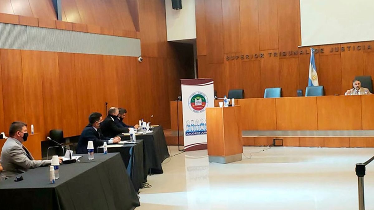 El Jurado popular declaró culpable a Carlos Iván Caminos por el homicidio agravado de Milton Luna. La decisión del jurado fue unánime y se tomó este viernes al término de tres días de audiencias en lo que constituyó el primer juicio por jurados en Entre Ríos.