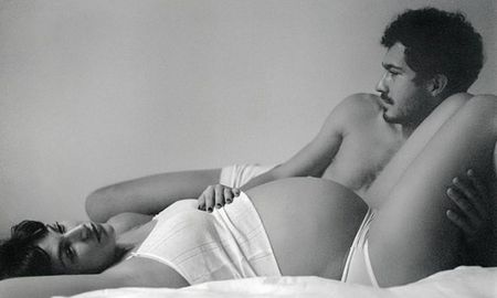 El Chino Darín y Úrsula Corberó en una de las postales que retratan los días previos al nacimiento de su primer hijo. El Chino Darín y Úrsula Corberó en una de las postales que retratan los días previos al nacimiento de su primer hijo.
