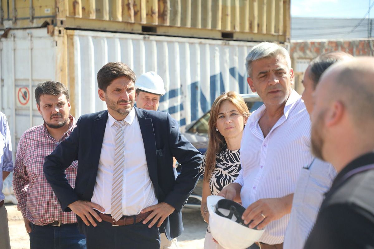 El gobernador Maximiliano Pullaro recorrió las obras del nuevo edificio de la escuela Echeverría junto a funcionarios provinciales y locales. El gobernador Maximiliano Pullaro recorrió las obras del nuevo edificio de la escuela Echeverría junto a funcionarios provinciales y locales.