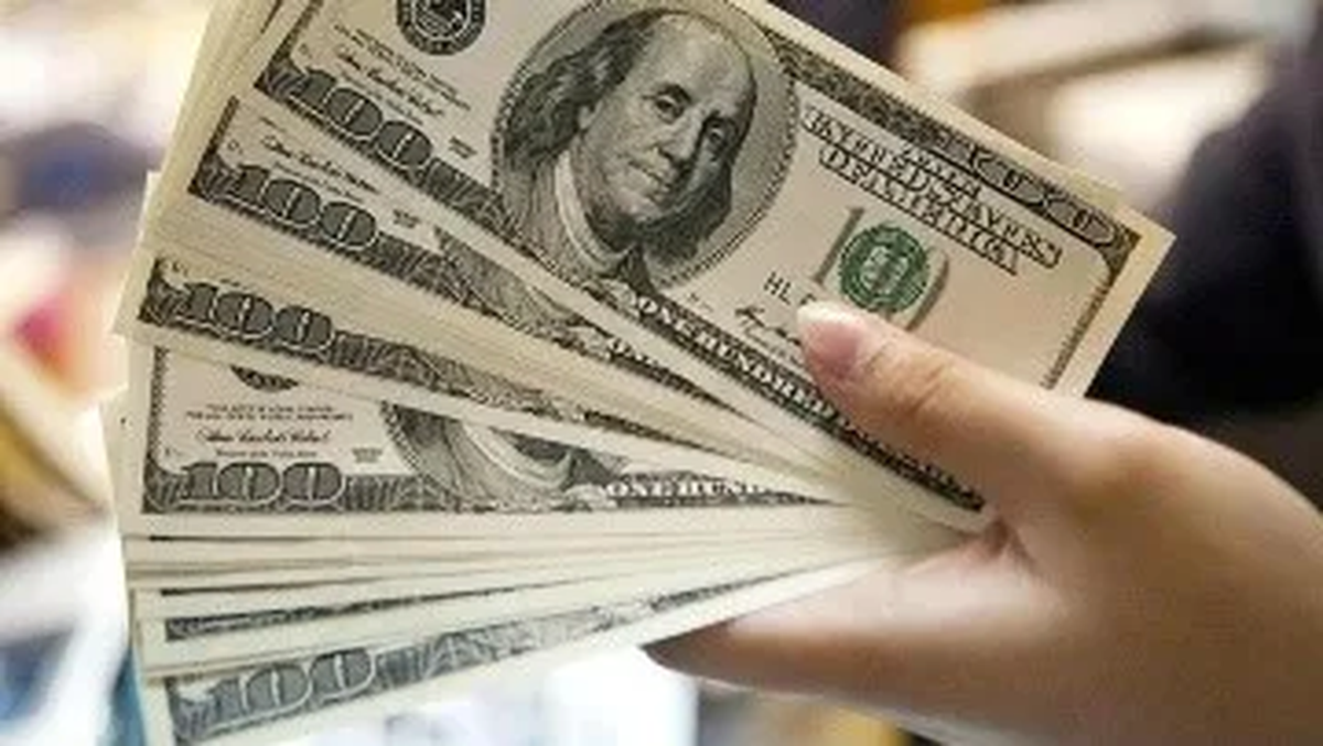 El dólar llega a $322 en el mercado paralelo este jueves. 