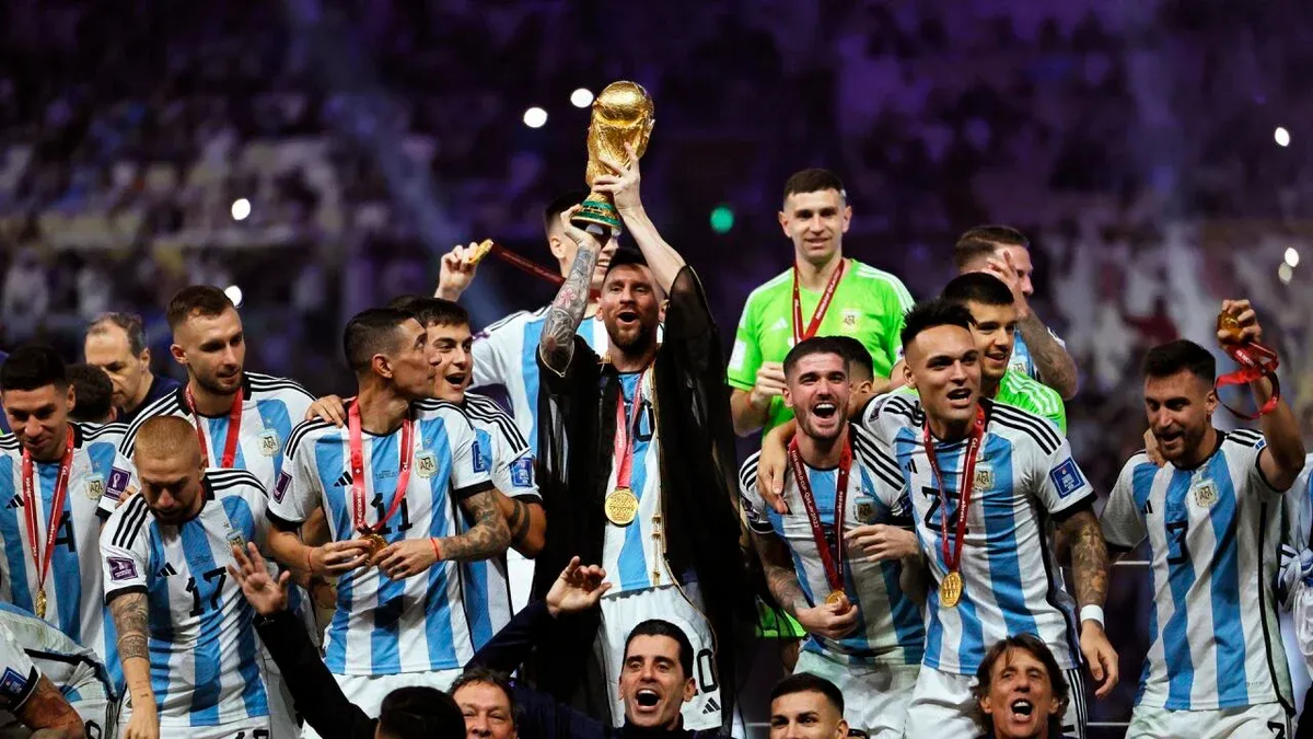 Los hinchas cumplieron sus promesas tras ganar el Mundial de Qatar 2022.