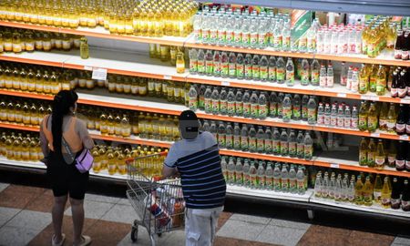 Las ventas en supermercados cayeron 17,8% interanual en octubre de 2024 y 1,7% respecto del mes previo. Las ventas en supermercados cayeron 17,8% interanual en octubre de 2024 y 1,7% respecto del mes previo.