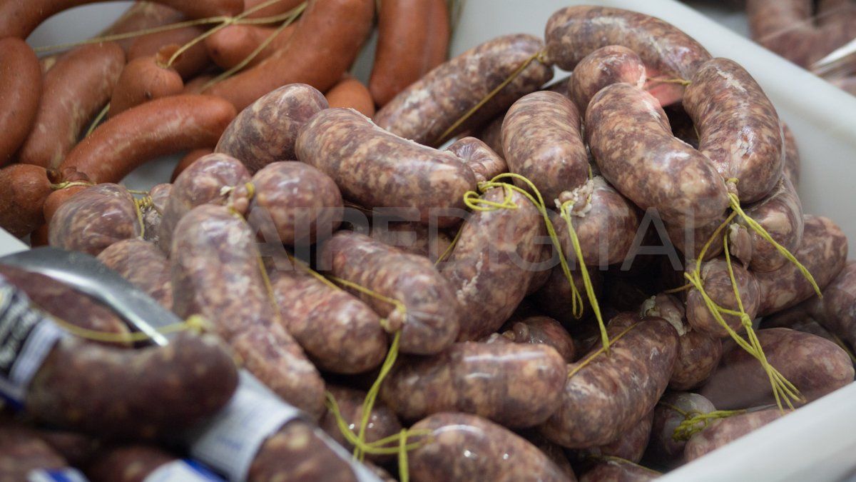 La triquinosis es una enfermedad parasitaria causada por el consumo de carne cruda o mal cocida de animales infectados.