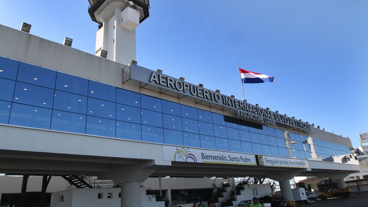Las tres personas fueron detenidas este jueves por la mañana en el aeropuerto Silvio Pettirossi de la ciudad paraguaya de Asunción