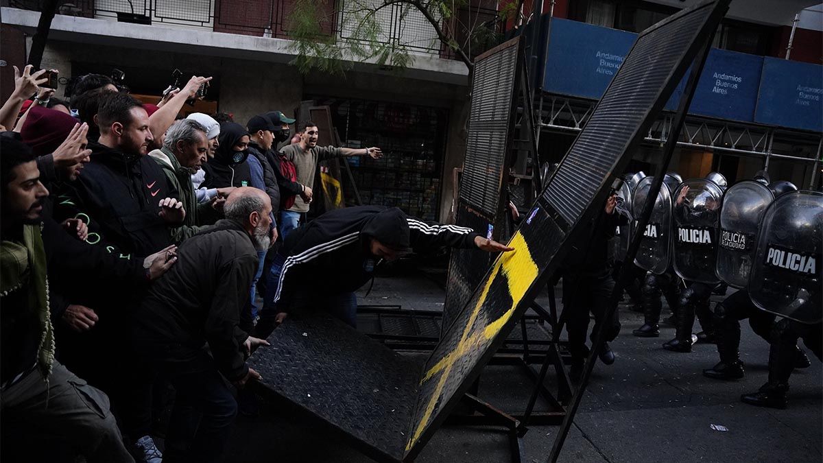 Militantes K tiraron el vallado en la zona de la casa de CFK en Recoleta.