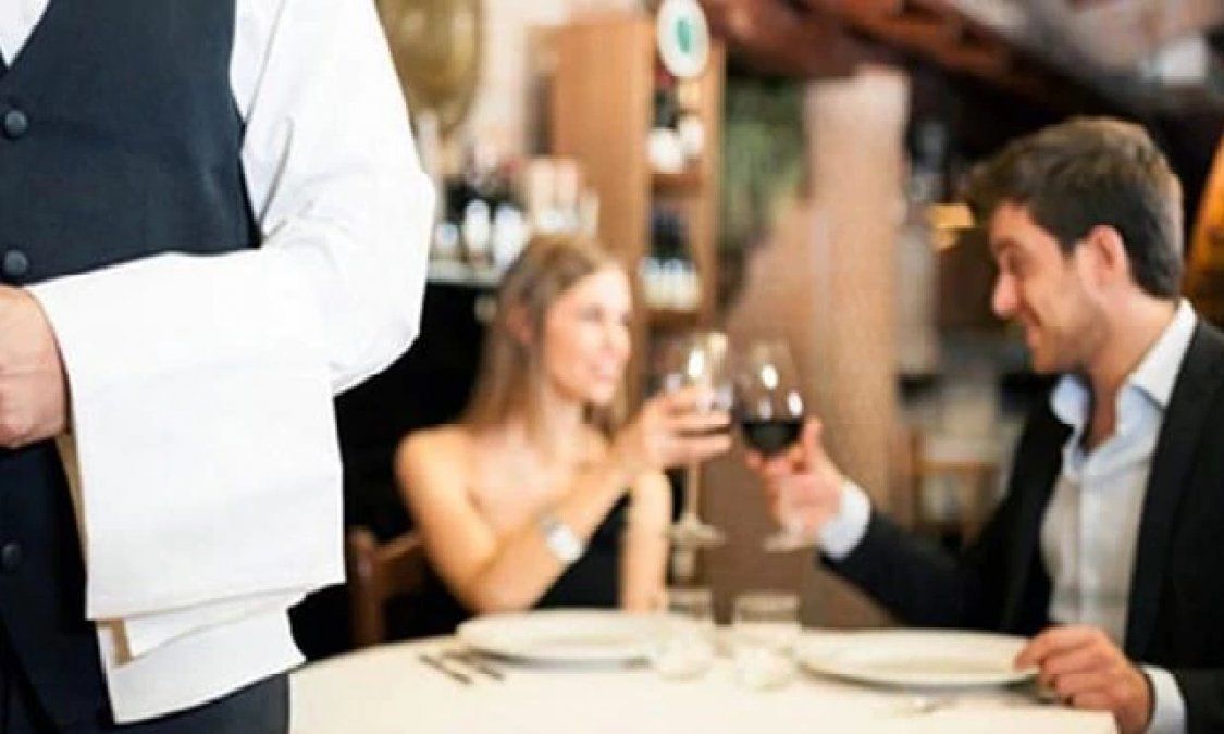 La novia del mozo le fue infiel y los clientes le dejaron una reseña desopilante