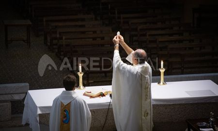 Misa en la Basílica de Guadalupe por celebración de Pascuas, actividad que se realizó sin la presencia de fieles y fue transmitida por Aire de Santa Fe. Misa en la Basílica de Guadalupe por celebración de Pascuas, actividad que se realizó sin la presencia de fieles y fue transmitida por Aire de Santa Fe.