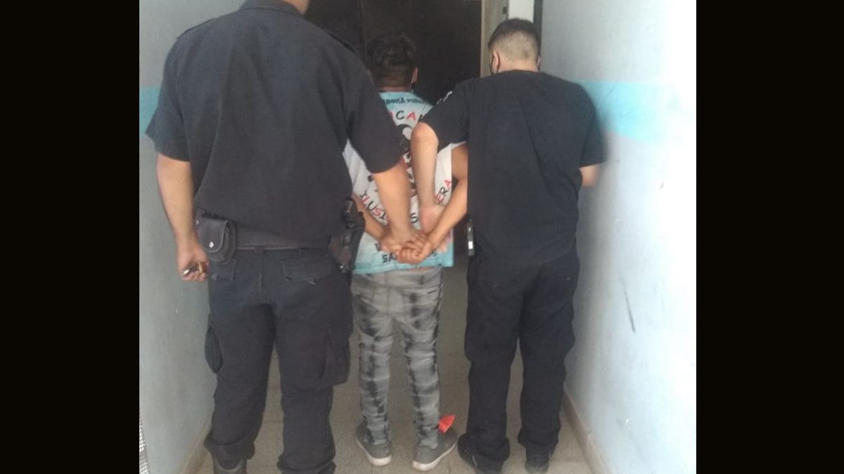 El agresor de 18 años fue detenido en la vivienda de su madre, el domingo por la tarde.