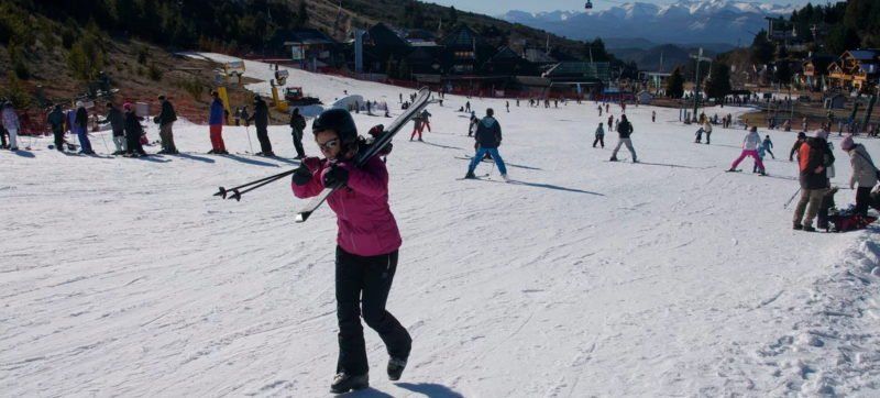 Turistas esquiando en Bariloche Turistas esquiando en Bariloche