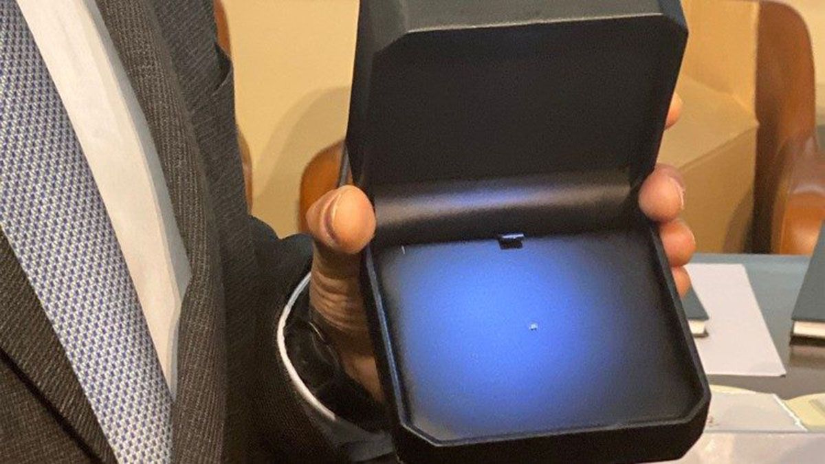 El nanolibro, del ancho de un pelo, que irá al espacio con el mensaje del Papa Francisco.