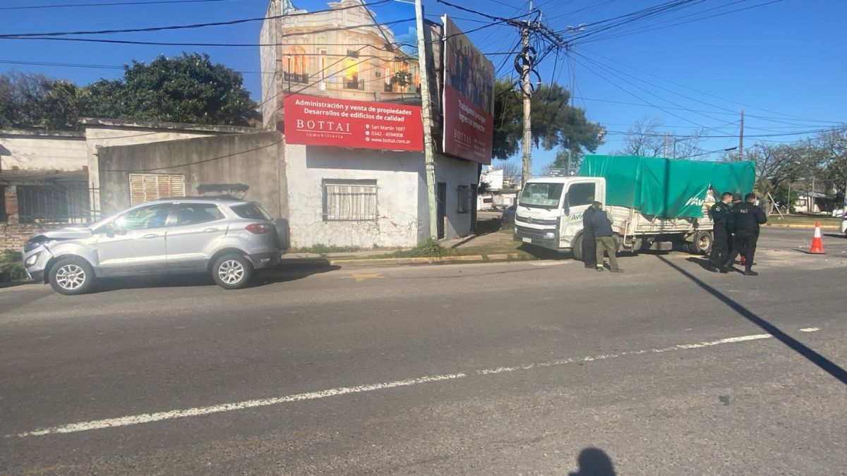 Fuerte accidente entre una camioneta y un camión en uno de los ingresos a Santa Fe.
