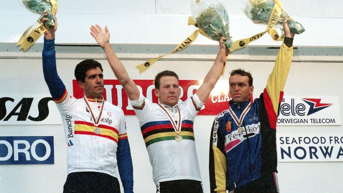Con solo 22 años, Armstrong se consagró campeón mundial de ruta en Oslo 1993, y fue uno de los más jóvenes en lograrlo. En la foto, lo secundan el español Miguel Induráin (a su derecha, plata), y el alemán Olaf Ludwig (bronce).