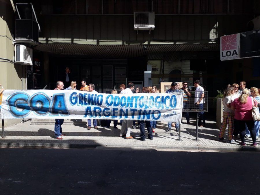 Profesionales de la Salud se manifestaron frente a la Caja del Arte de Curar